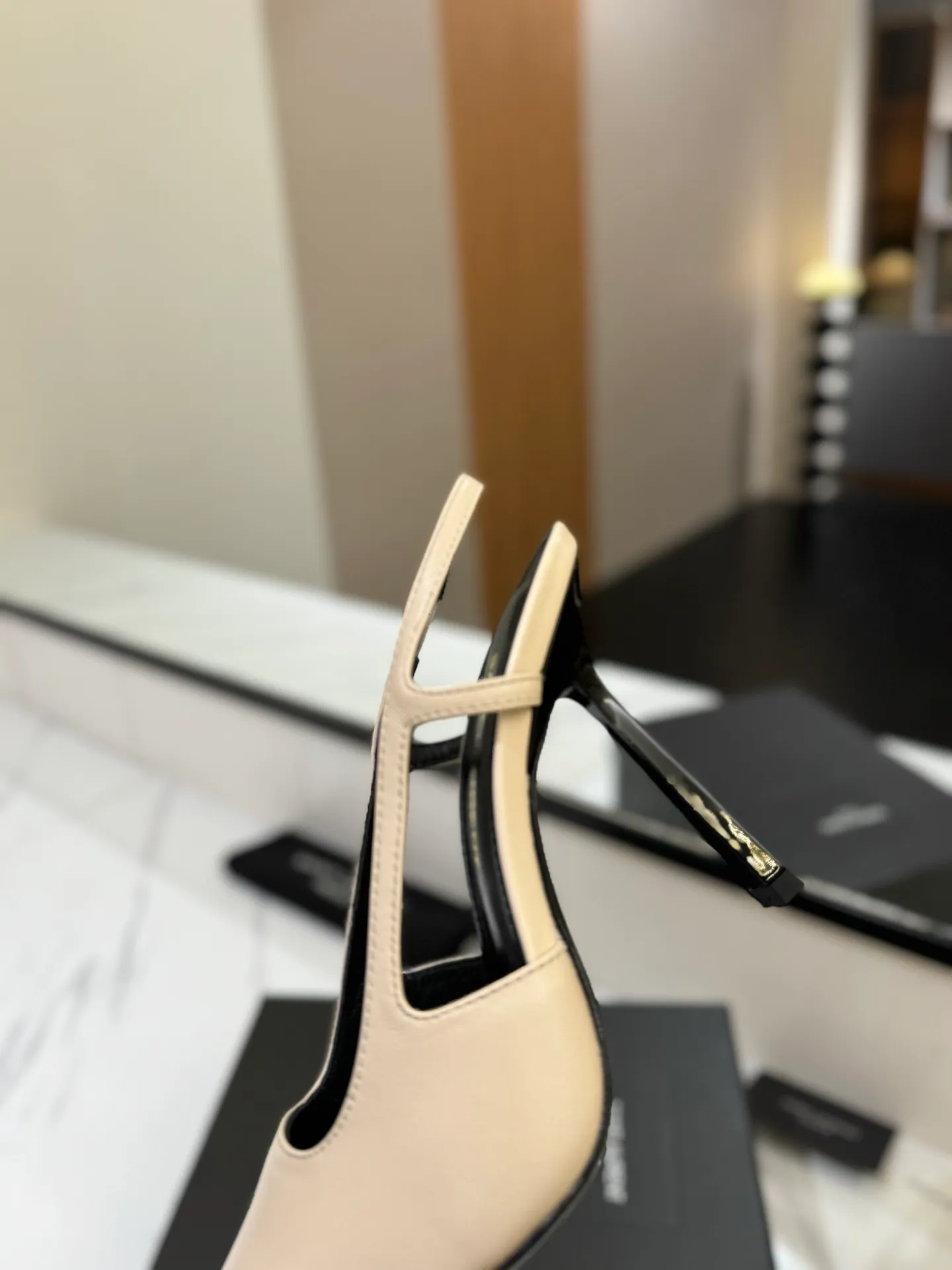 👟👟Ex-factory price 600👟👟 saint laurent ss24 new arrival～ Saint Laurent ysl 2024 spring and summer｜New high-heeled shoes🆕 Beautiful, refined and elegant! The 10cm foot is very stable, so feel free to put it in! The heel is custom-made from a new mold, and the height is the same as the original one. Various incorrect versions are % high-end and sexy, YSL still understands women best❤️ ⚠️The entire upper and lining are made of one piece without joints, which consumes more materials and costs more! Moreover, the material, fabric and lining are all made from more than 20 pieces of genuine custom-made calfskin. The upper is made of custom-made calfskin, the lining is made of calfskin, and the genuine leather outsole imported from Italy. Heel height: 10cm. Size: 35-39 (40 and 41 are custom-made and cannot be returned or exchanged)